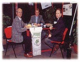 ettore ed omer maurizzi con Michael Stone, ceo Pegus Ireland ltd, fiera verona 1991