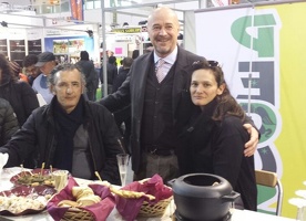 Il driver Biagio Lo Verde con signora in vista allo stand Pegus alla fiera di Roma 2015