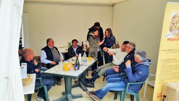 gruppo di amici allo stand pegus campionati italiani S O  arezzo equestrian center