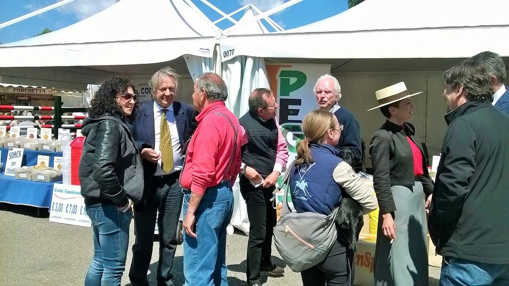 amici e clienti allo stand pegus alla fiera di travagliato 2016.jpg