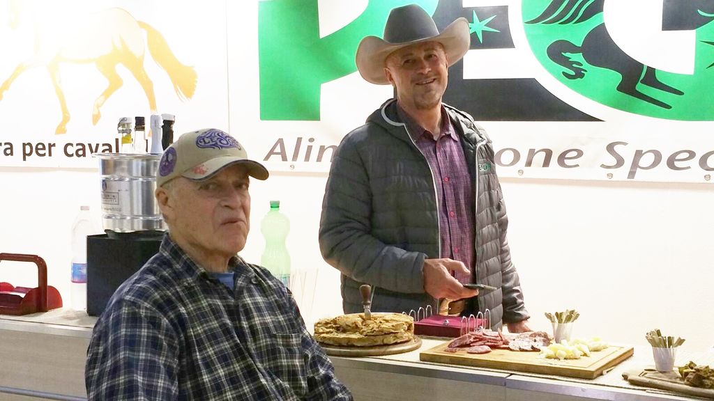 il mastro sellaio Leson allo stand Pegus salone del cavallo americano 2016 Cremona.jpg
