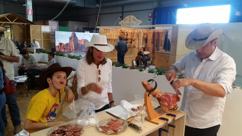 un ottimo salumiere allo stand Pegus salone del cavallo americano 2016.jpg